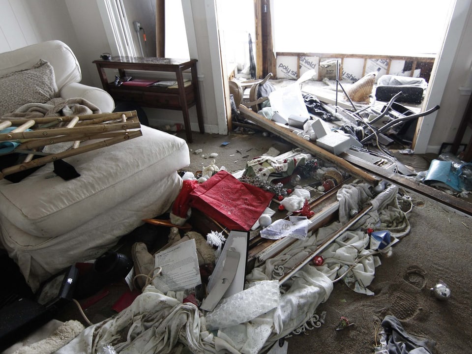Zerstörtes Wohnzimmer in Salisbury