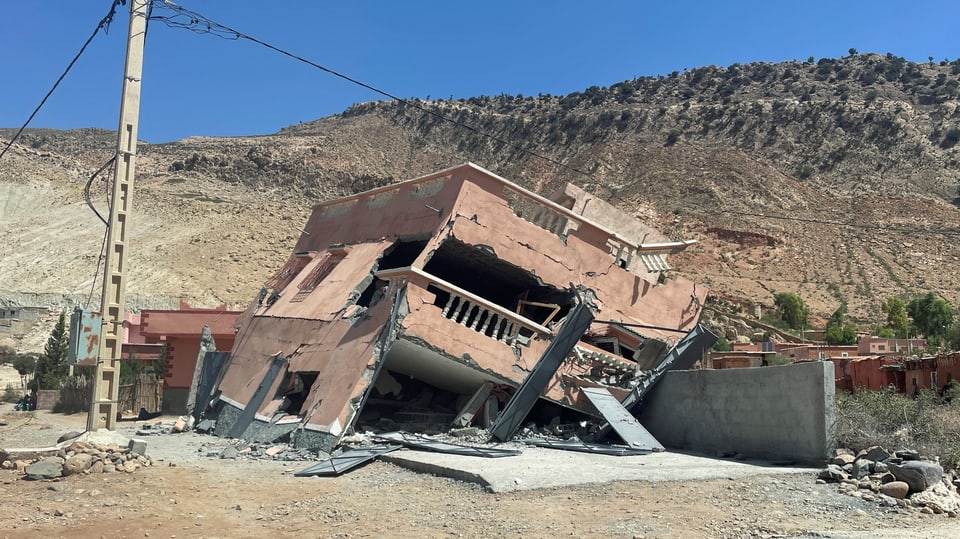 Ein beschädigtes Gebäude an der Strasse zwischen Amizmiz und Ouirgane in Marokko.  
