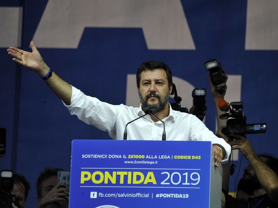 Matteo Salvini an einem Rednerpult.