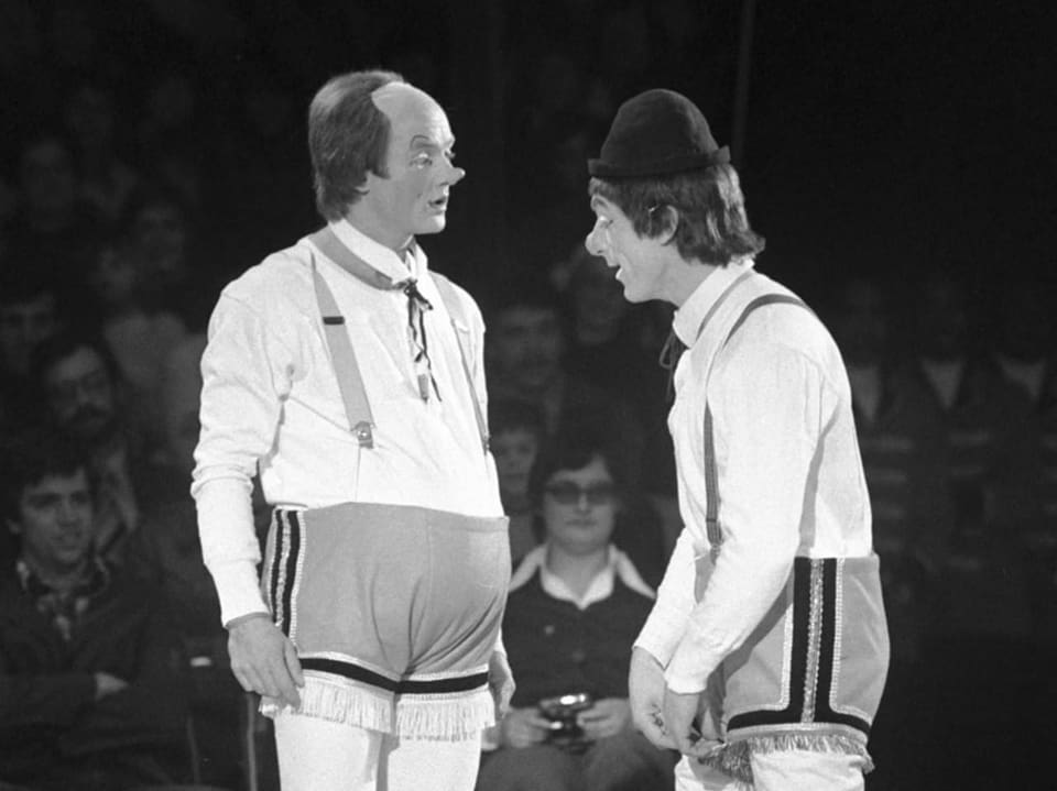 Gaston und Rolf Knie in der Manege des Zirkus Knie, schwarz-weiss. 
