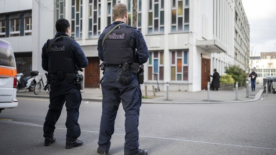 Zwei Polizisten sichern eine Synagoge