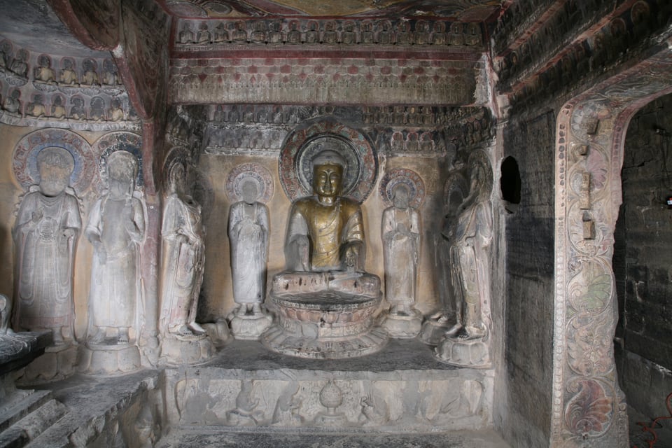 Buddhaschrein in einer Höhle