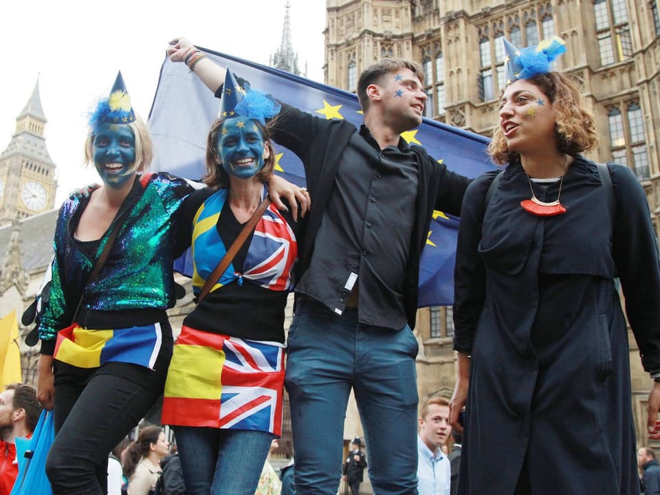 Demonstranten, teilweise mit Kleidern aus Flaggen der EU-Mitgliedsländern angezogen.
