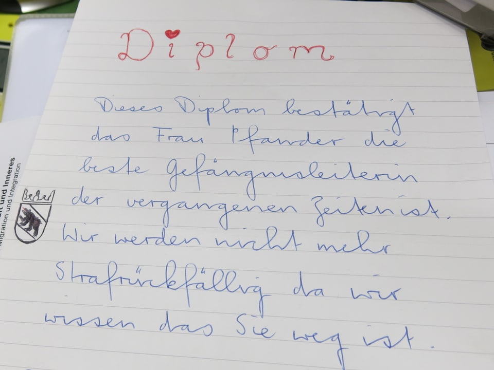 Von Hand geschriebenes «Diplom», welches Frau Pfander als «beste Gefängnisleiterin» lobt.