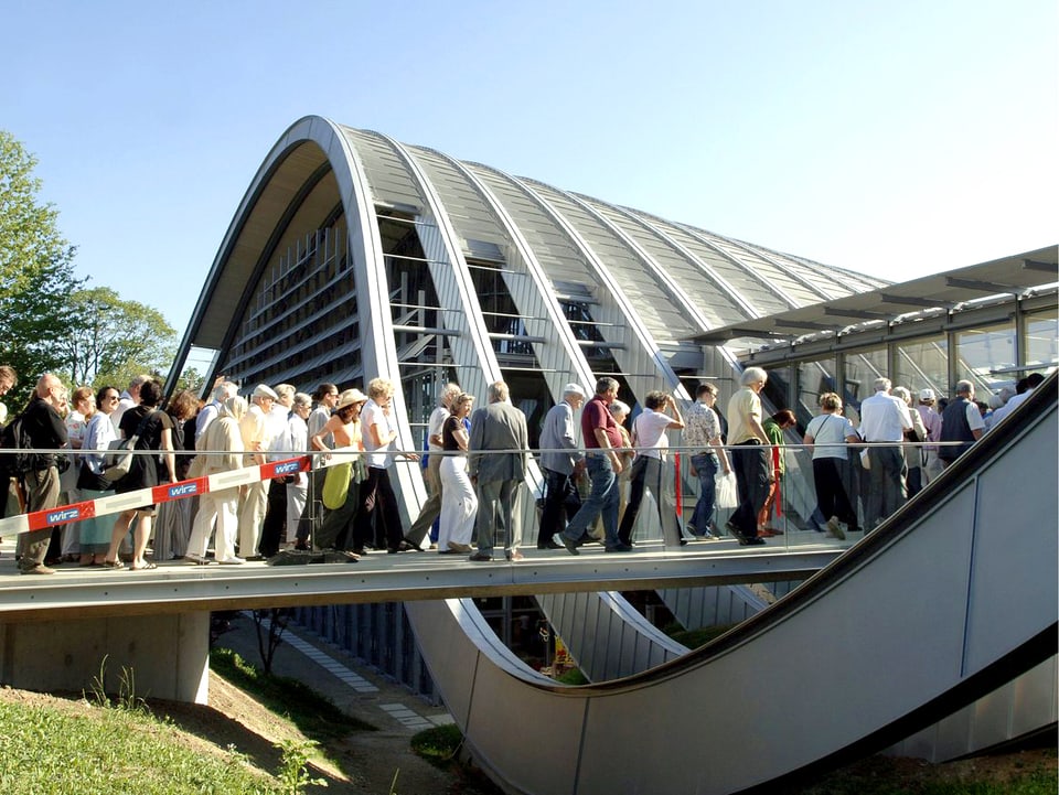 Eingang deds Zentrums Paul Klee, die Menschen stehen Schlange.