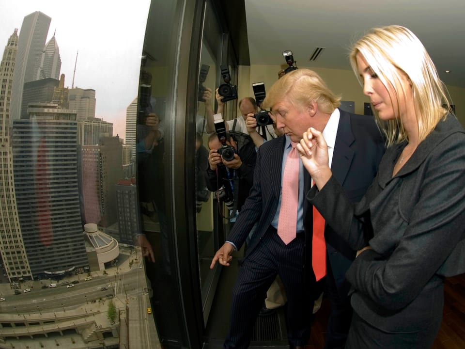 Ivanka Trump (rechts) mit Vater Donald im «Trump International Hotel and Tower Chicago» im Mai 2006.