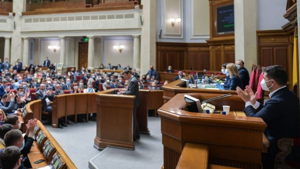 Selenski spricht im ukrainischen Parlament in Kiew.