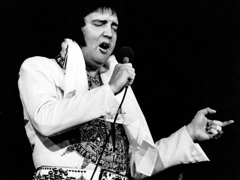 Elvis Presley – dick und medikamentenabhängig – bei einem seiner letzten Konzerte