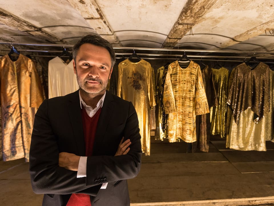 Intendant Giavanni Netzer vor historischen Kostümen