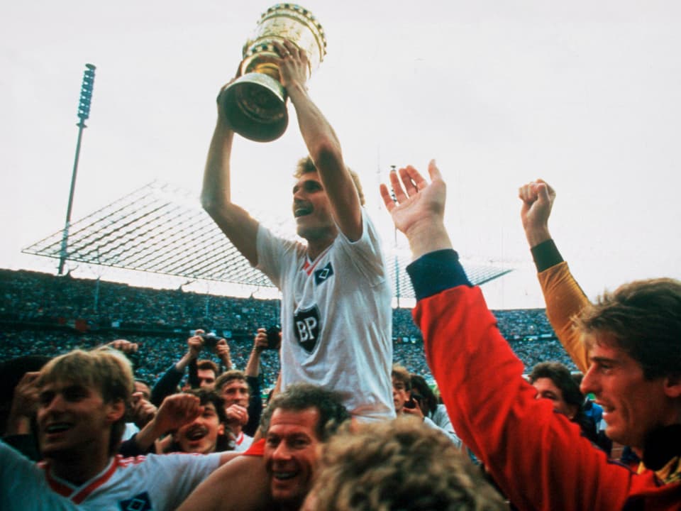 Von Heesen mit dem DFB-Pokal.