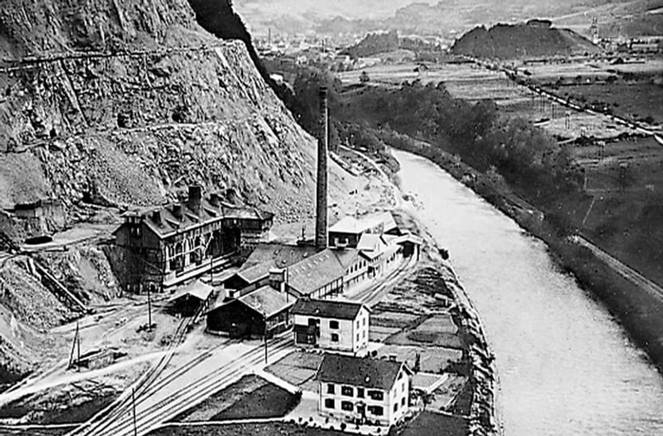 Kalkfabrik zwischen Abbauterrassen und Fluss