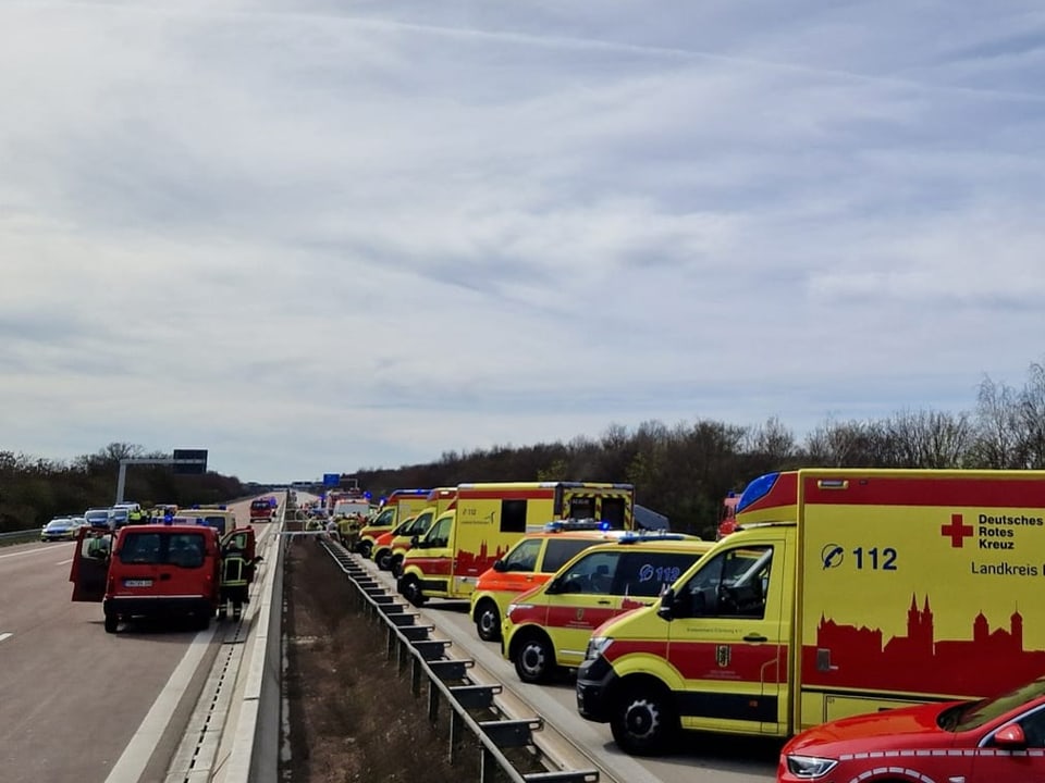 Ambulanzen stehen aufgereiht auf der Autobahn.