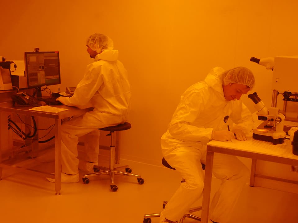Zwei Empa-Forscher in einem partikelfreien Schutzraum.  