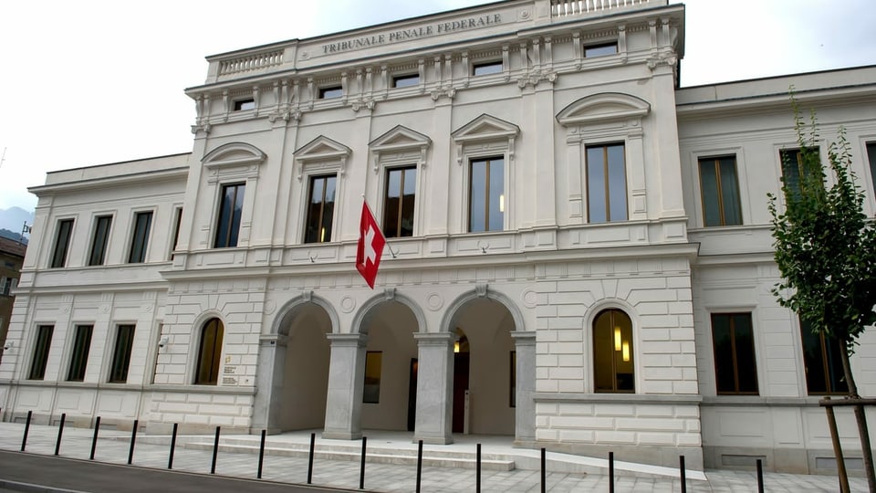 Bild grosses Gebäude mit Schweizer Fahne.