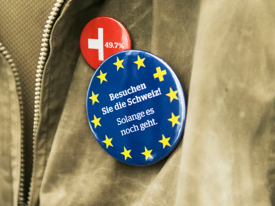 Plakette: «Besuchen Sie die Schweiz, solange es noch geht».
