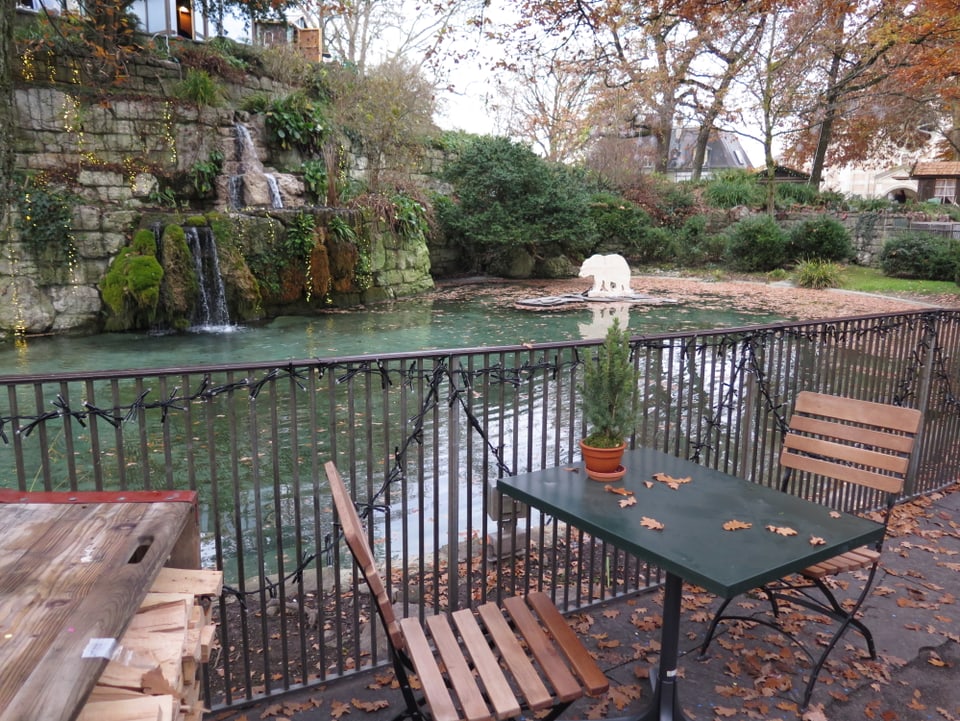 Tischlein und Gartenstühle am Teich der Kleinen Schanze