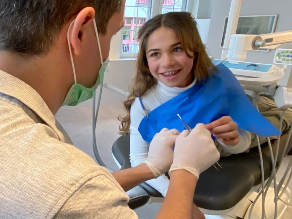 Sophie spricht mit Zahnarzt