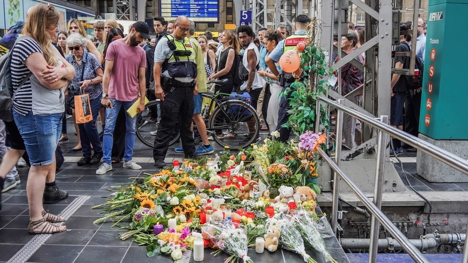 Bahnhof Frankfurt mit Blumen.