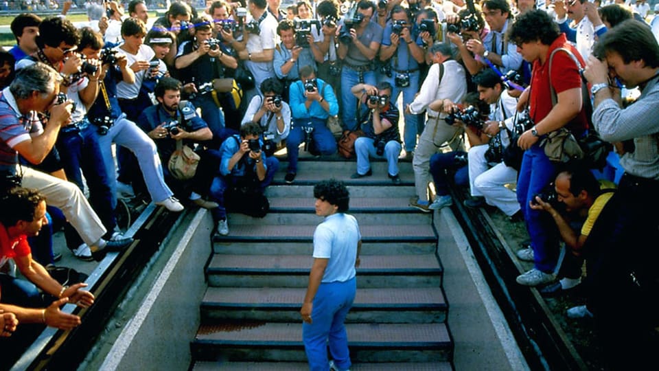 Ein junger Maradona steigt aus der Umkleidekabine und tritt vor unzähli