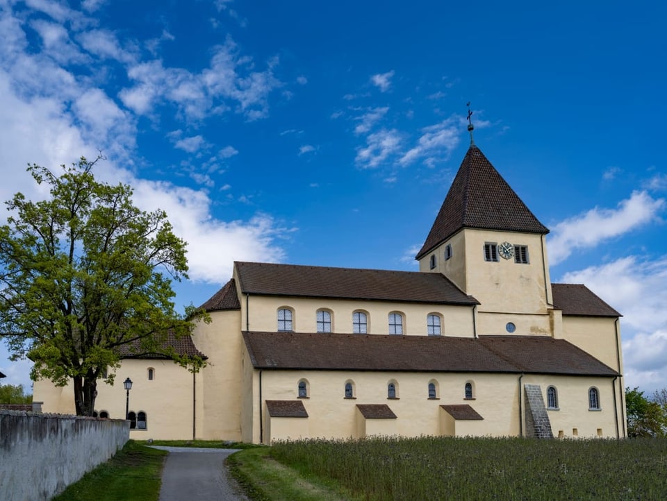 Die Kirche St. Georg auf der Insel Reichenau von Aussen
