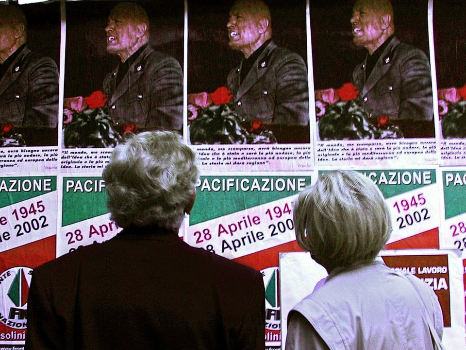 Plakate an einem Regierungsbüro in Rom laden ein, dem Tod des Duce zu gedenken.
