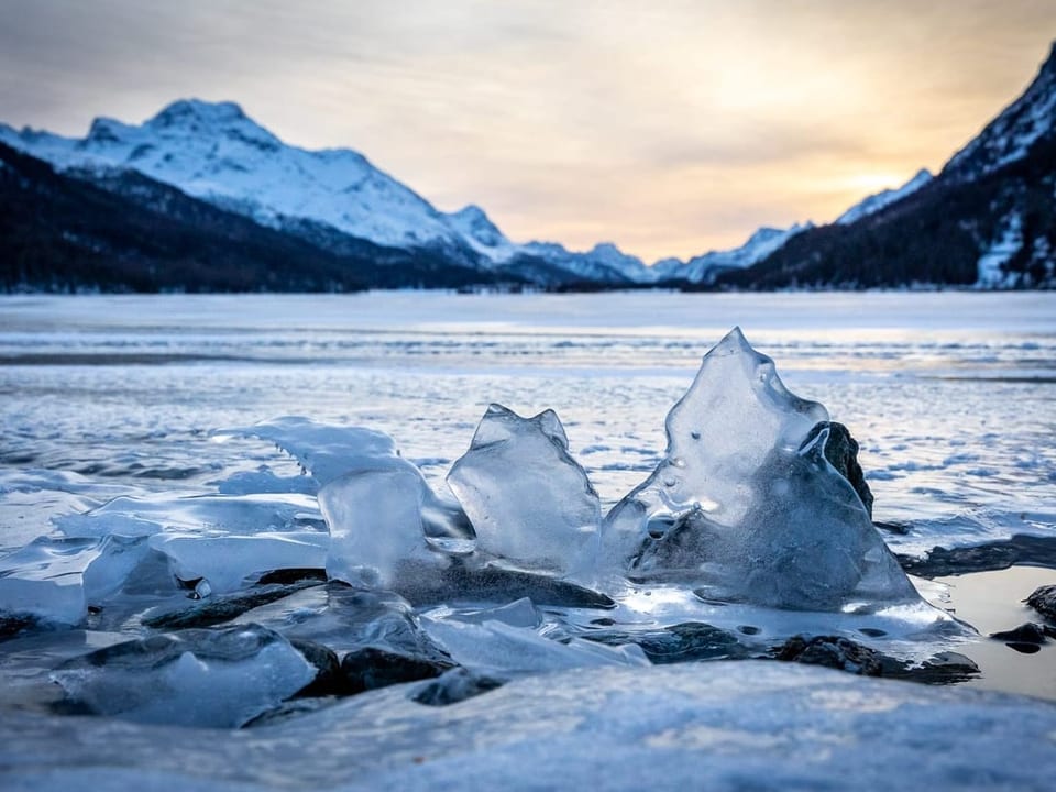 Der Silsersee ist noch nicht ganz zu gefroren, dafür formt der Wind schöne Skulpturen, das Eis verschiebt sich.
