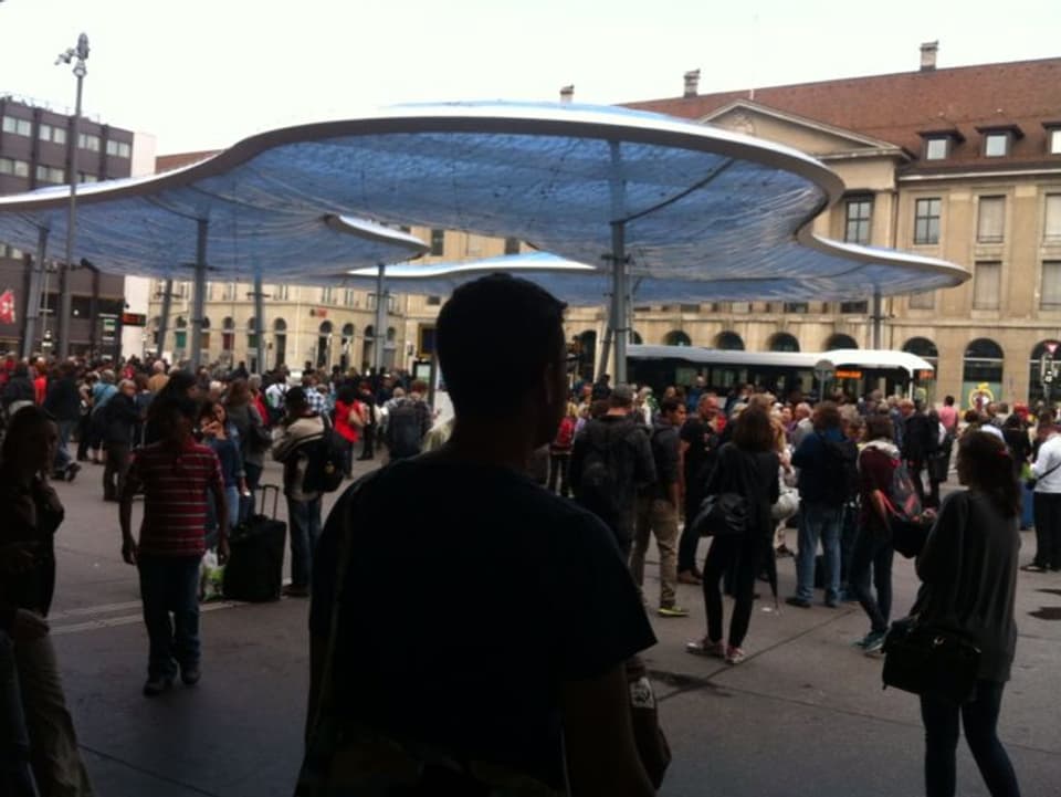 Dutzende Menschen am Bahnhofplatz Aarau