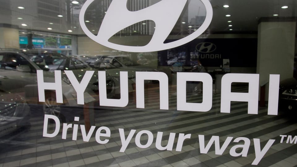 Aufkleber an einer Glastüre mit der Aufschrift «Hyundai, drive your way».