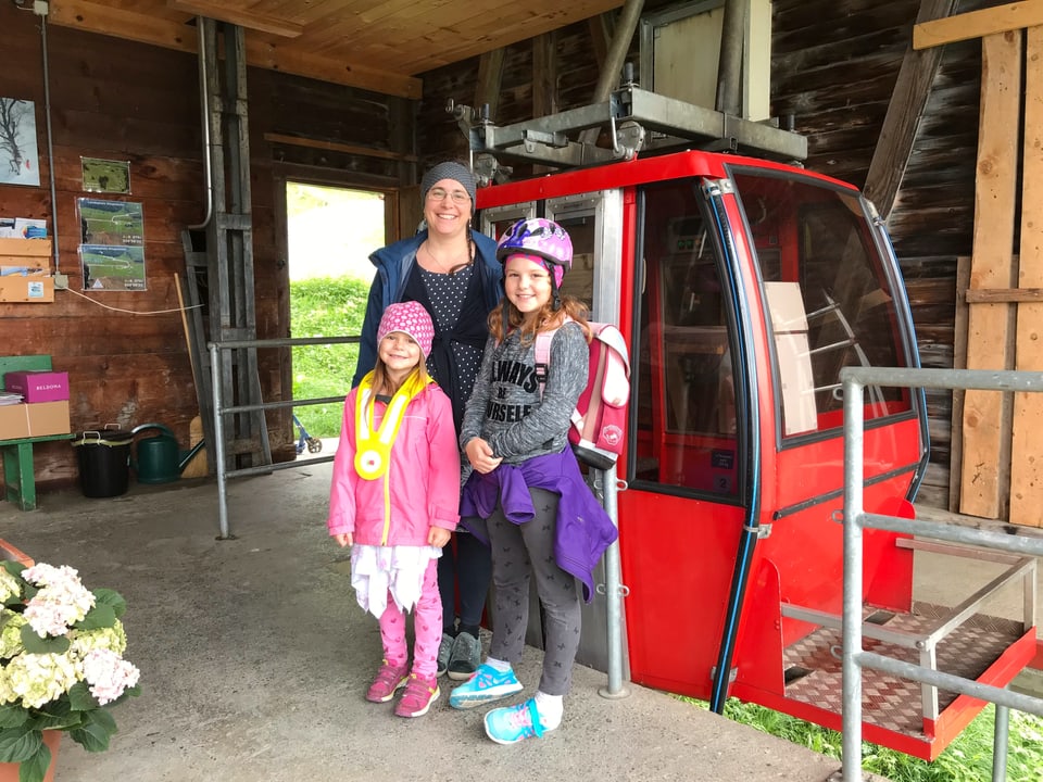 Luzia, Mutter Anita und Jasmin Wyrsch vor der Kabine der Diegisbalm-Bahn (NW).