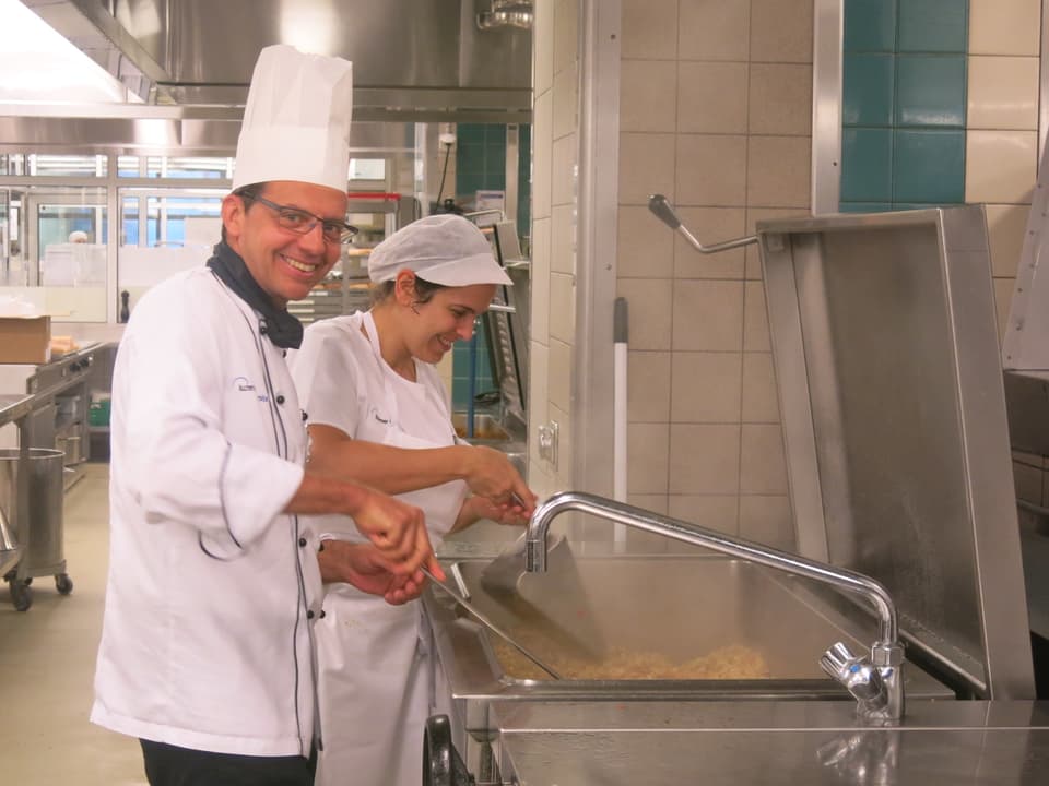 Thomas Tellenach und Susana Cristina Gonçalves de Oliviera am kochen