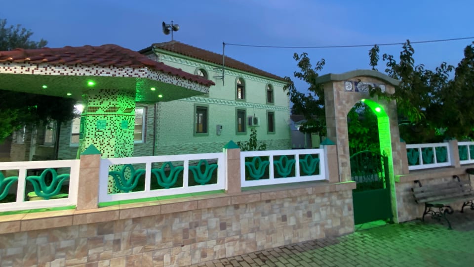 Haus mit grüner Beleuchtung.