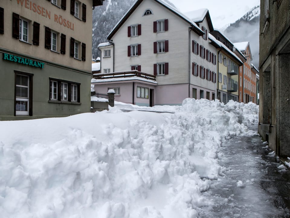 Verschneite Strassen in Andermatt