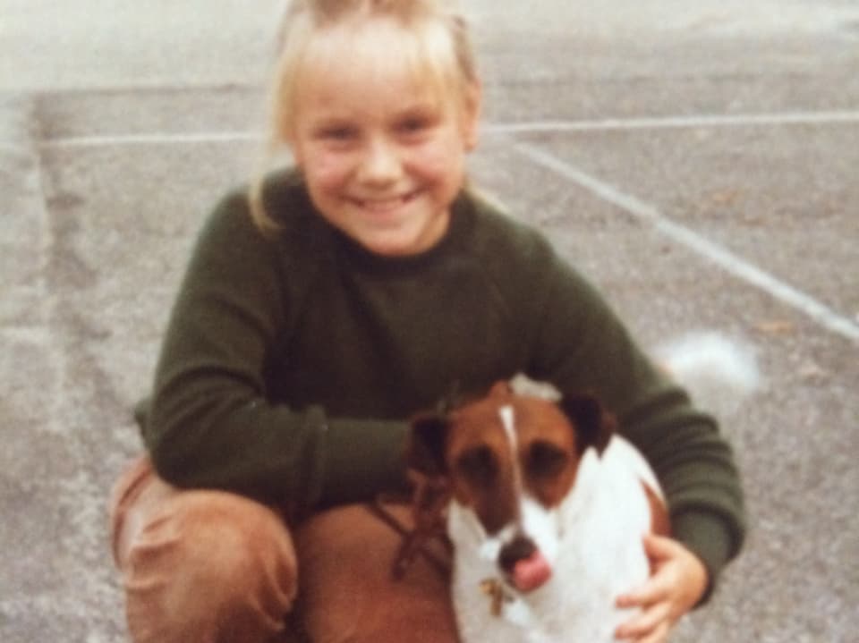 Das Bild zeigt ein junges Mädchen mit einem jungen Hund. 