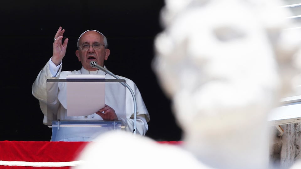 Papst an einem Rednerpult. Im Vordergrund eine antike Statue.