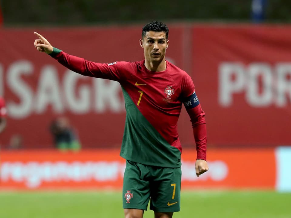 Cristiano Ronaldo dirigiert seine Mitspieler