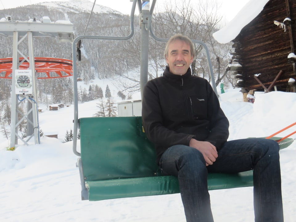 Gemeindepräsident Patrick Amacker auf der alten Zweier-Sesselbahn in Eischoll.