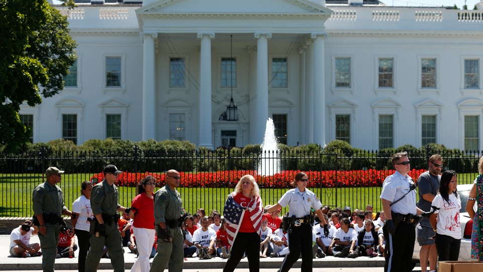 Demonstrierende mit US-Flaggen vor dem Weissen Haus in Washington D.C.