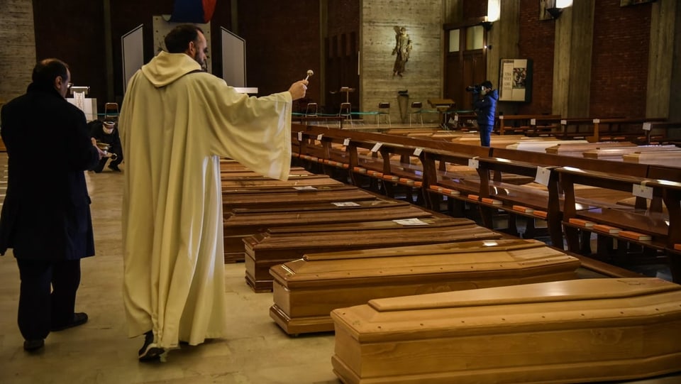 Die Särge von Menschen, die an Covid-19 verstorben sind, werden im März 2020 in einer Kirche von Bergamo gesegnet.