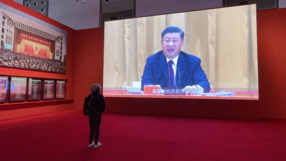 Die Covid-Ausstellung der Regierung (Xi Jinping auf einem grossen Bildschirm).