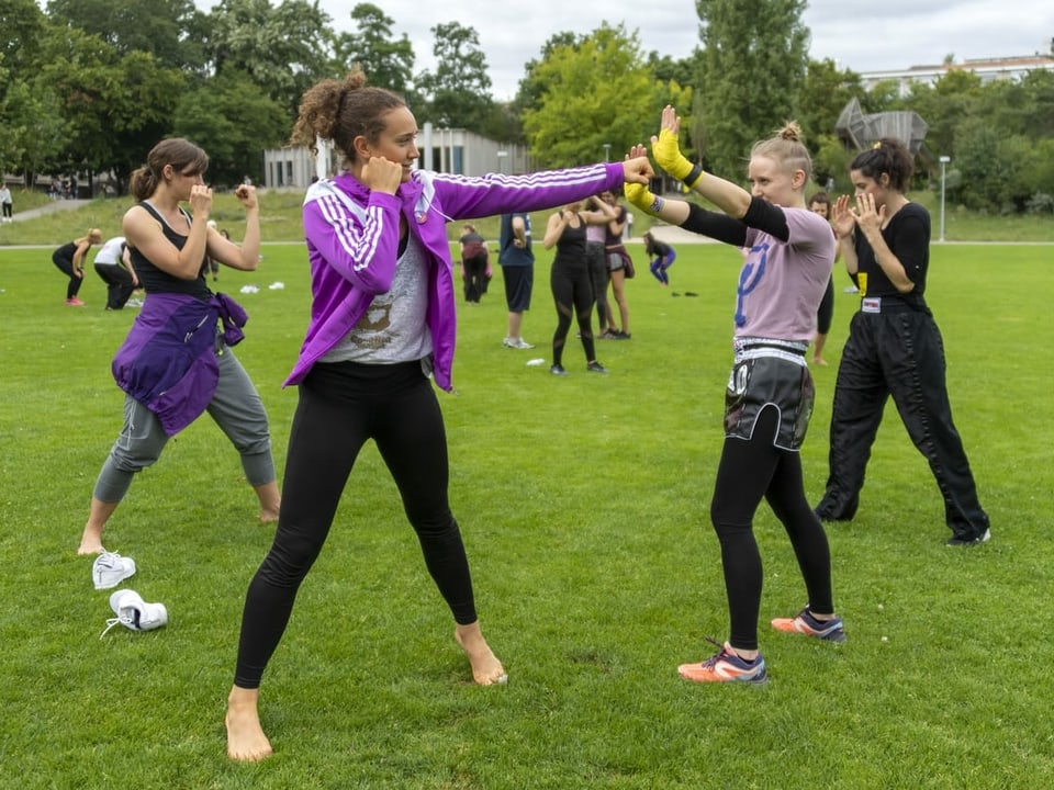 Frauen boxen im Park. 