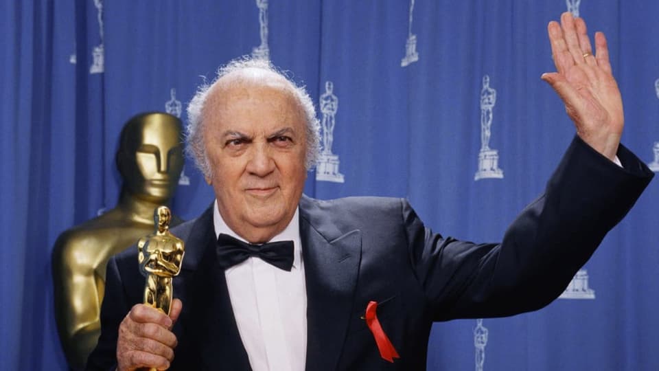 Federico Fellini mit dem Ehrenoscar, den er 1993, kurz vor seinem Tod erhielt.