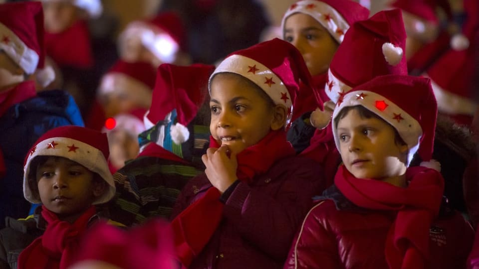 Beim Weihnachtsumzug und dem anschliessenden Singen nehmen etwa 120 Kinder teil am Dienstag, 23. Dezember 2015 in Bellinzona.