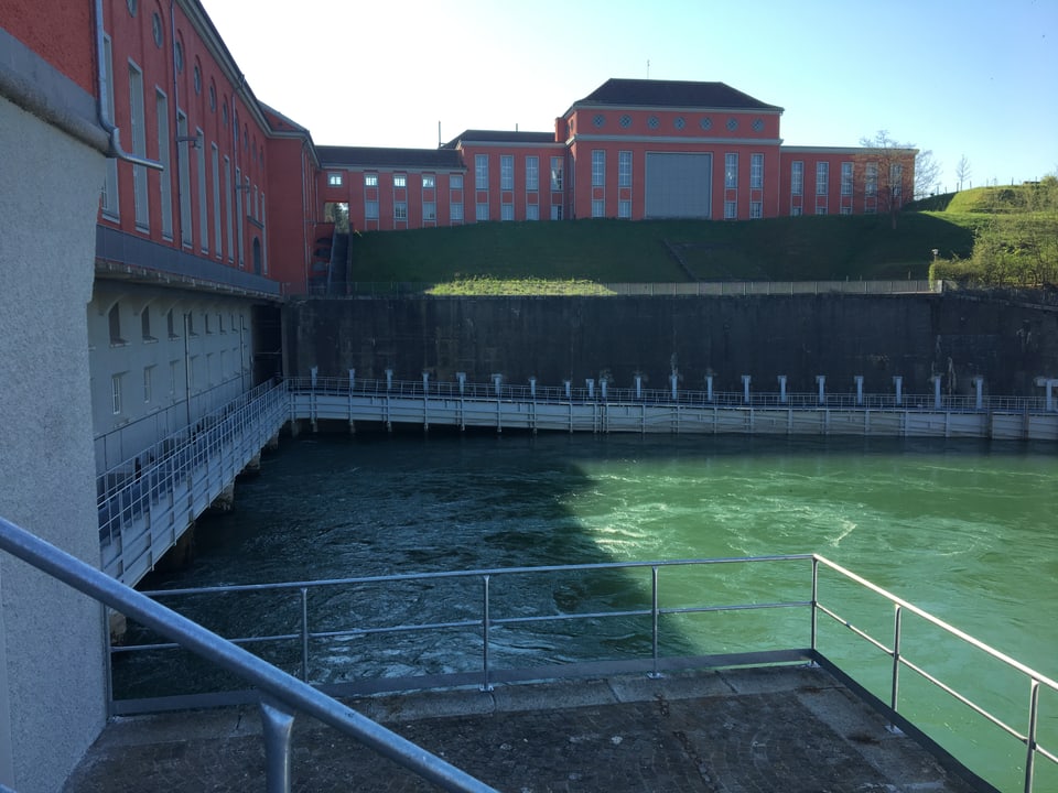 Der Rhein und das Kraftwerk Eglisau von aussen
