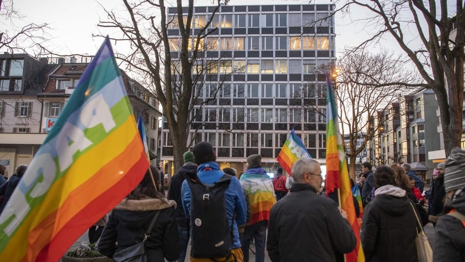 Demonstranten vor dem Sitz der russischen Sberbank in Zug.