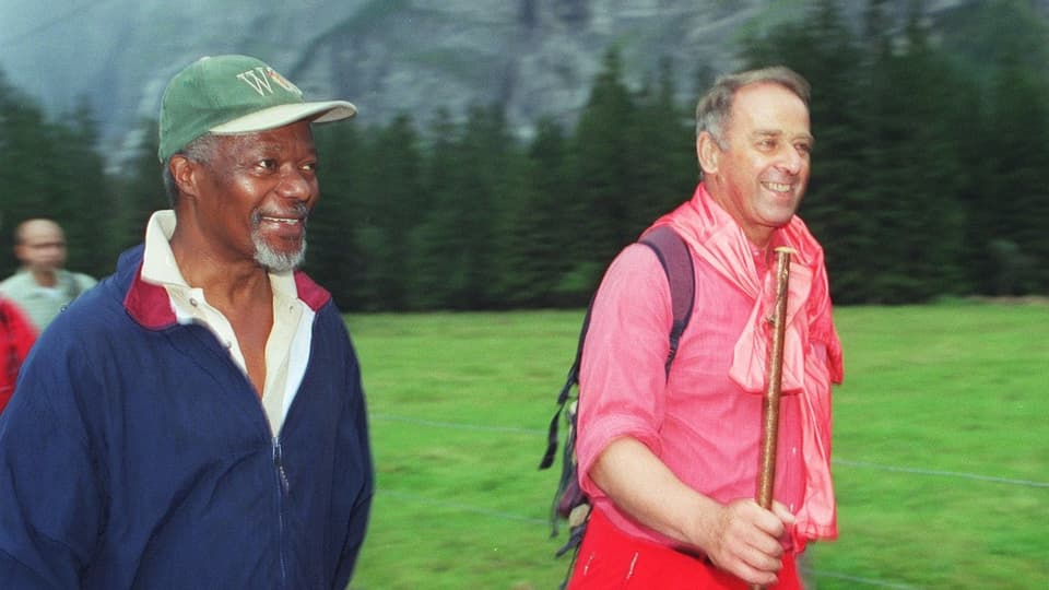 Adolf Ogi und Kofi Annan beim Wandern.