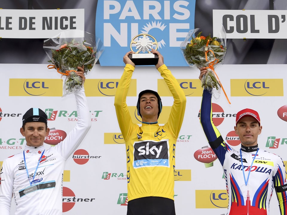Der ins gelbe Trikot eingekleidete Australier Richie Porte stemmt nach dem Gesamtsieg bei Paris-Nizza den Pokal in die Höhe