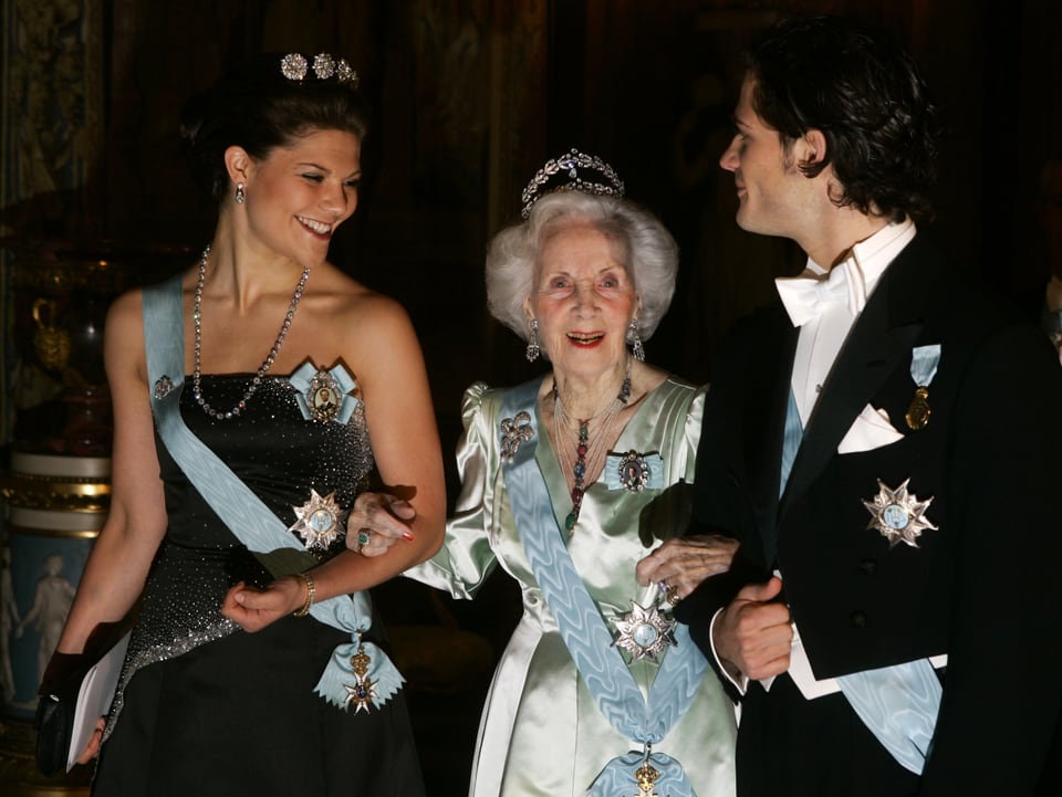 Victoria, Lilian und Carl Philip an einem Ball 2004