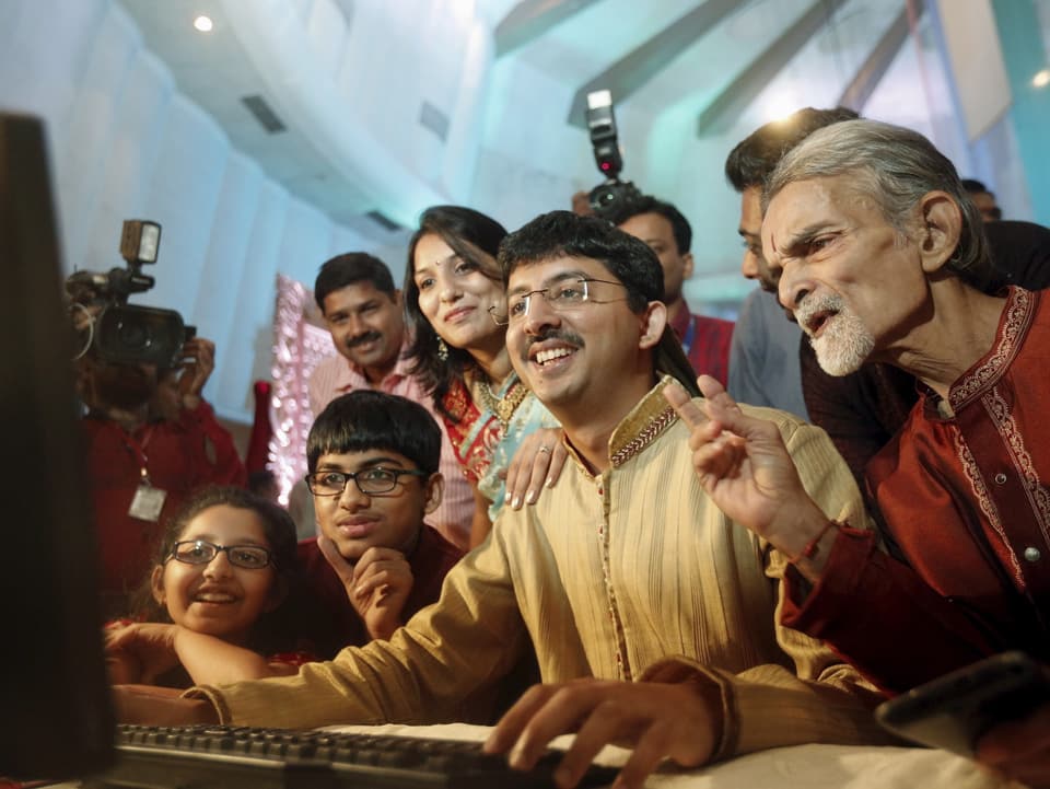 Indische Familie vor Computer