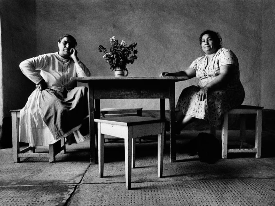 Zwei Frauen sitzen an einem Tisch 