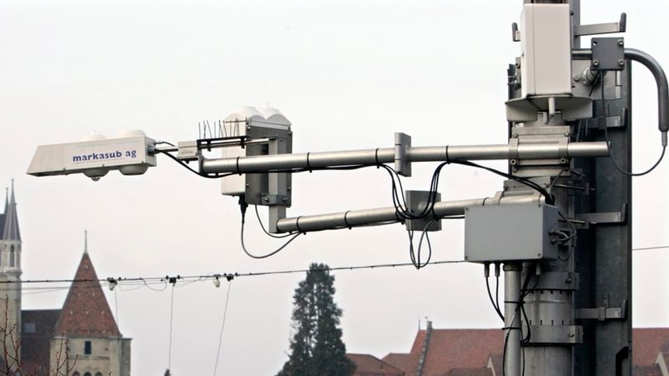 Messstation in Lausanne, zu sehen ist ein technisches Gerät, das aus mehreren Komponenten, Stangen und Kabeln besteht.